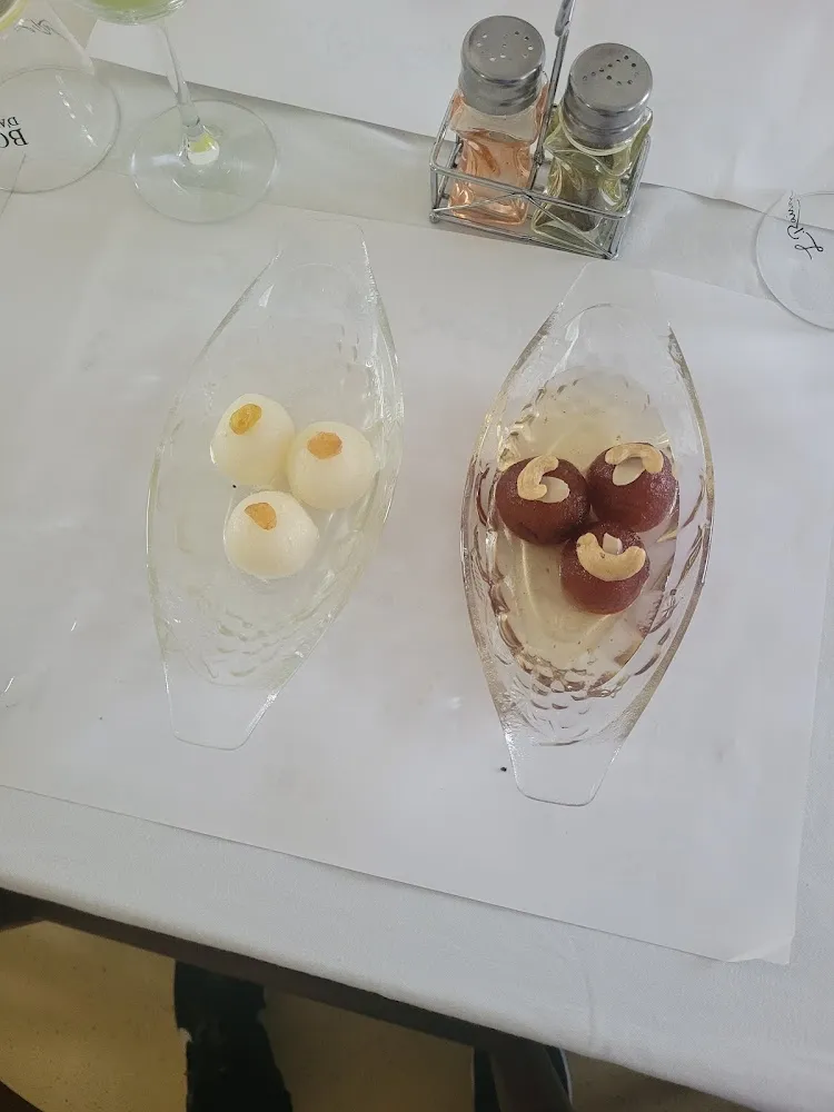 Dessert Gulab Jamun Rasagulla